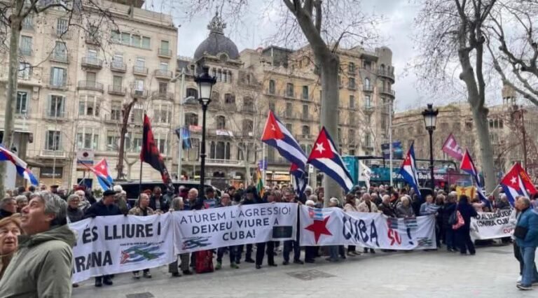En Cataluña, más de 200 amigos, cubanos residentes y partidos políticos rechazaron el bloqueo energético de EE.UU., exigieron el fin de estas medidas genocidas que asfixian al pueblo cubano y defendieron la soberanía y la dignidad de #Cuba. Photo de https://cubaminrex.cu